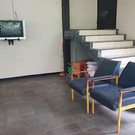 Готель Oyo Life 2090 Ratna Backpacker Syariah Проболінґо Екстер'єр фото