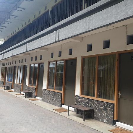 Готель Oyo Life 2090 Ratna Backpacker Syariah Проболінґо Екстер'єр фото