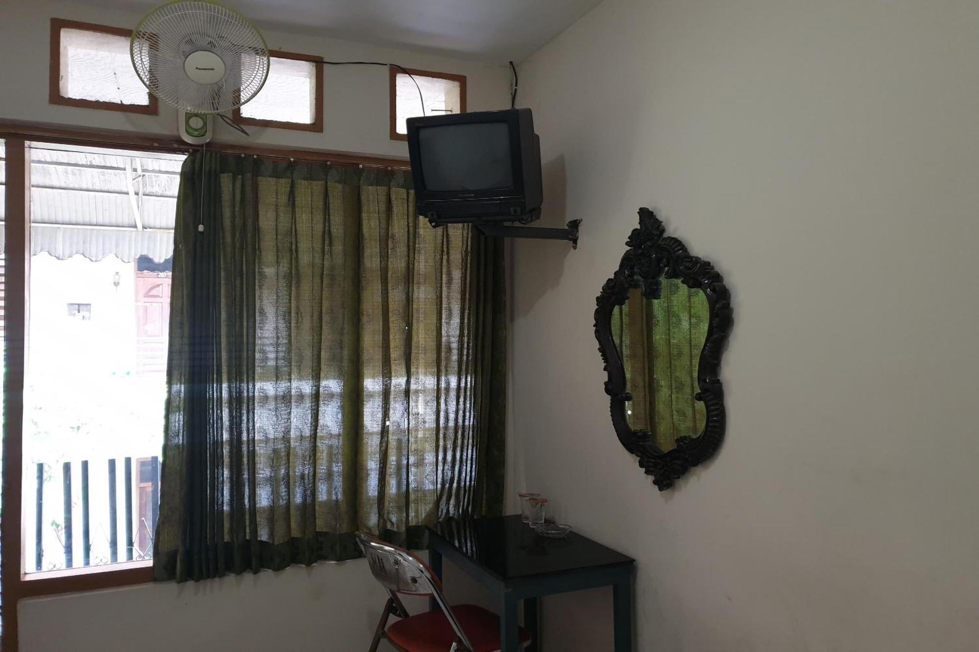 Готель Oyo Life 2090 Ratna Backpacker Syariah Проболінґо Екстер'єр фото