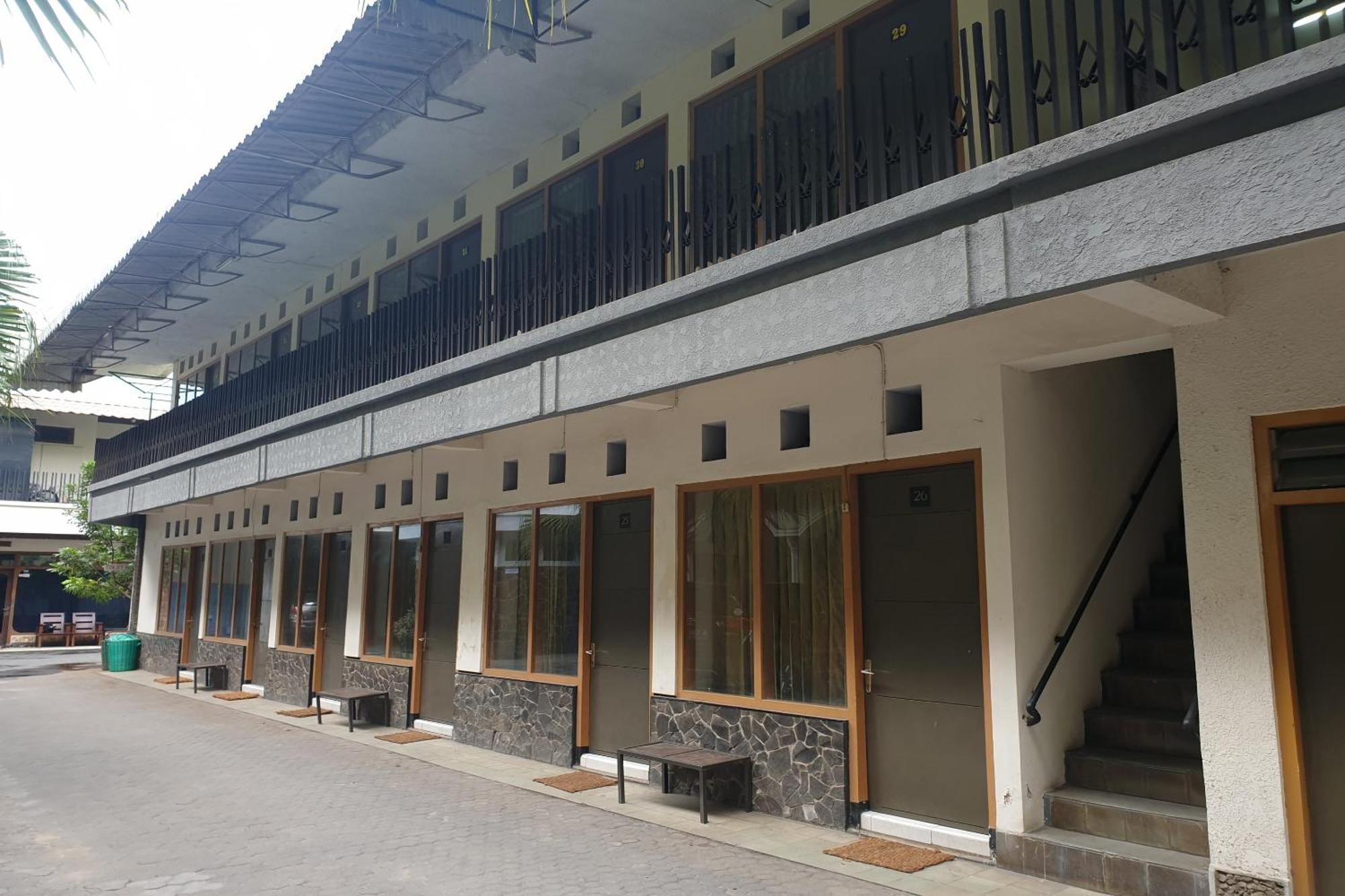 Готель Oyo Life 2090 Ratna Backpacker Syariah Проболінґо Екстер'єр фото