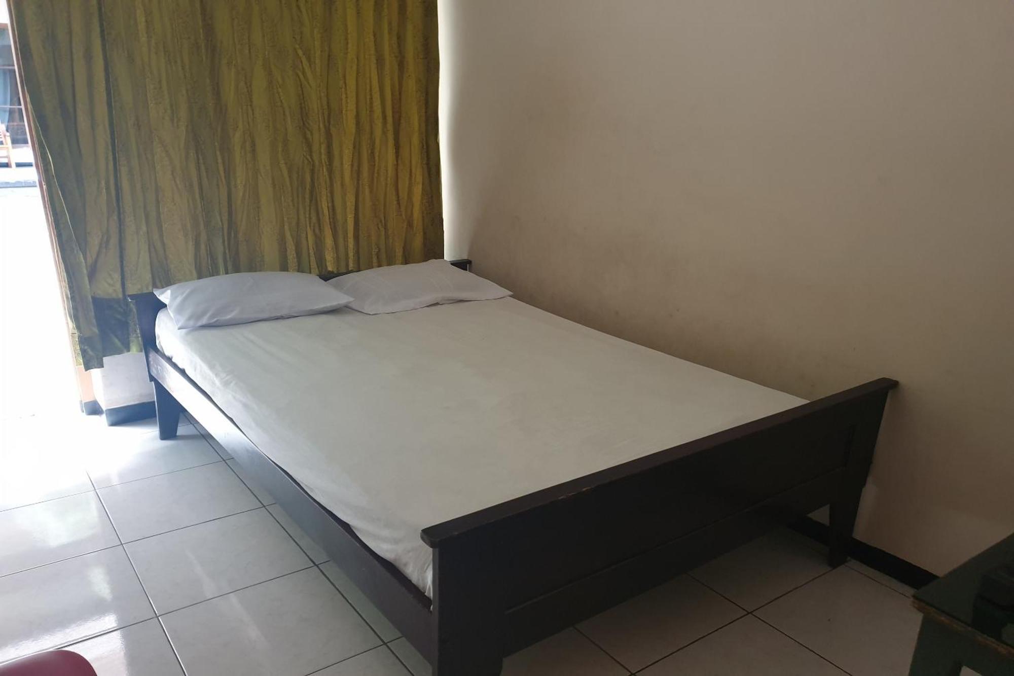 Готель Oyo Life 2090 Ratna Backpacker Syariah Проболінґо Екстер'єр фото